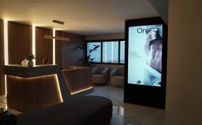 Recepção da sede Fismatek na unidade Anália Franco, com painel digital de divulgação do Ônix.