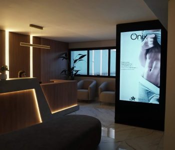 Recepção da sede Fismatek na unidade Anália Franco, com painel digital de divulgação do Ônix.