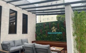 Lounge da unidade Cisper com jardim vertical e letreiro neon #amarcadasestrelas