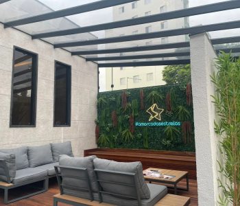 Lounge da unidade Cisper com jardim vertical e letreiro neon #amarcadasestrelas