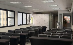 Auditório do terceiro andar da Fismatek com mesas em formato de sala de aula para treinamentos