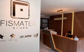 Entrada da sede Fismatek na Anália Franco, com parede de identidade visual do Grupo Fismatek e marcas do grupo.