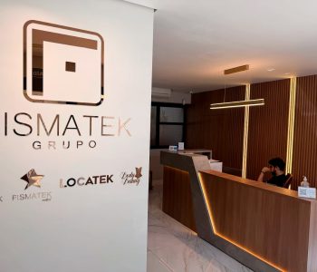 Entrada da sede Fismatek na Anália Franco, com parede de identidade visual do Grupo Fismatek e marcas do grupo.